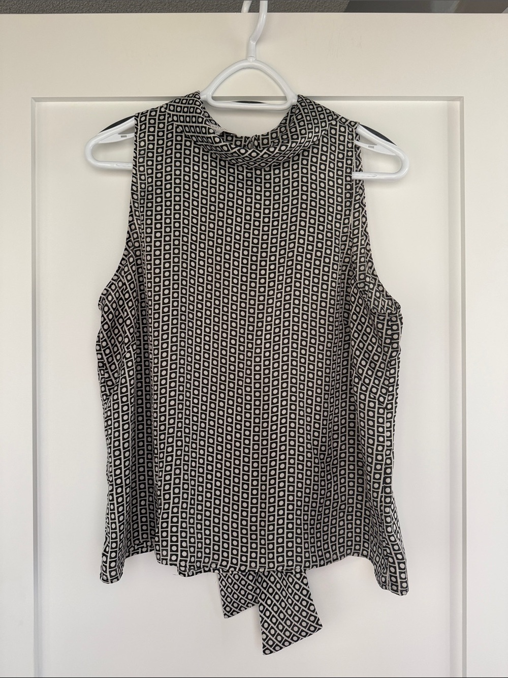 Jones New York Black & White Geometric Sleeveless Tie-Front Blouse